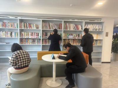 崇阳政务服务中心：小小图书角让等待变“充电”