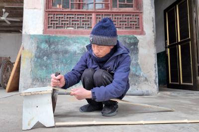“轮椅孝子”艾子虎：用巧手编织生活  以坚守诠释孝道