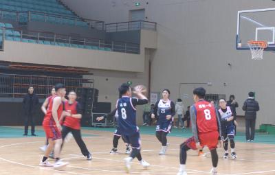 趣味“混搭”  崇阳县五人趣味篮球联赛燃爆赛场