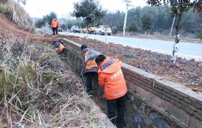 崇阳：“清洁家园”助力农村公路“焕新”