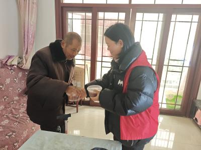 崇阳县大集社区：腊八送温情 粥到暖人心