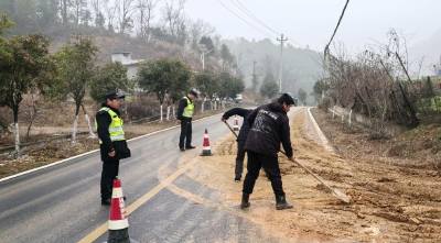 崇阳开展货车抛洒污染公路专项整治行动