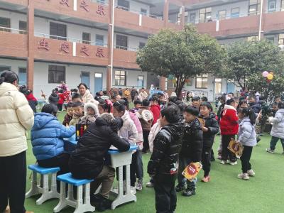 崇阳县第二实验小学：校园变乐园  萌娃来“闯关”