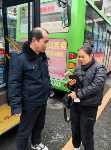 崇阳公交司机王锡利，好样的！