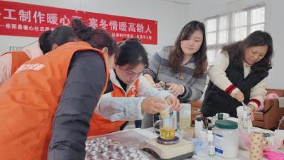 崇阳县后溪村：暖心熬制  守护老人寒冬手足健康