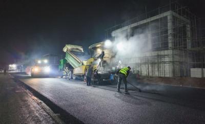 通宵鏖战  崇阳县综合物流园区完成道路刷黑