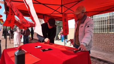 崇阳县高枧乡：墨香迎马年  送福暖新春