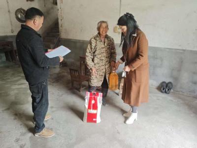 崇阳县青山镇“暖冬行动”帮扶226户困难群众过温暖年