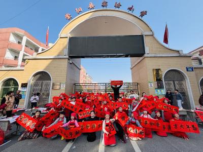 崇阳县实验小学：萌娃挥毫送春联   墨香祝福暖人心