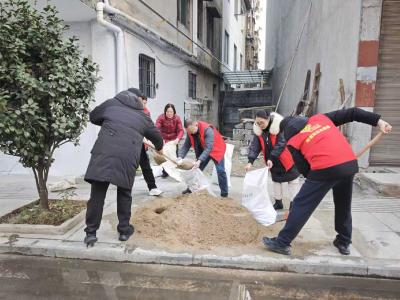 崇阳：银发先锋扫尘迎新  清洁家园共绘文明底色 