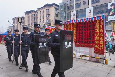“行走的安全感”上线！崇阳巡特警春节武装巡防护平安