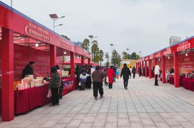 崇阳：逛集市听大戏品美食  年货市集年味浓