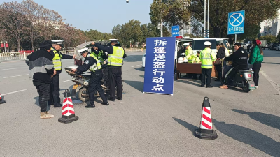 崇阳：头盔免费送   安全“戴”回家