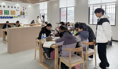 崇阳县石岭村：暖心守护  青春力量托起“一老一小”