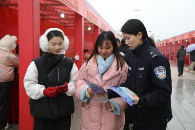 崇阳公安：新春“警”色浓  送法到身边