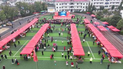 崇阳县港口乡新春集市热闹开市：百摊山货汇聚   千人共享年味