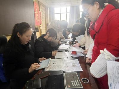 崇阳：社保卡上门办   金融服务“零距离”