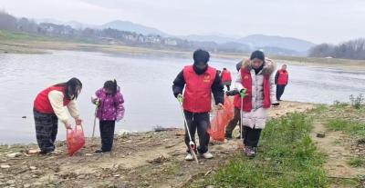 崇阳县委社会工作部开展河堤净滩志愿服务活动