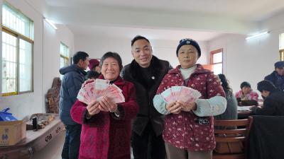 【新春走基层】暖“薪”又暖心，“黄精哥”给乡亲们发工资啦！