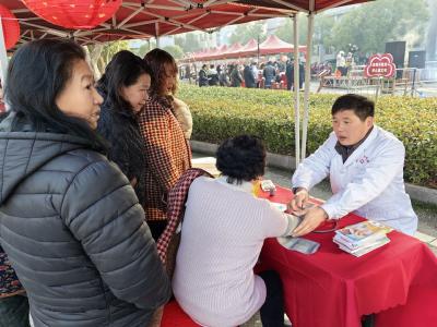 崇阳县沙坪镇：年货飘香年味浓  义诊服务送健康