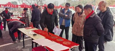 白霓镇老年学校：翰墨传情暖民心   春联纳福迎新春