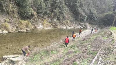 崇阳县石城镇：千名“志愿红”让22村同频“焕新”