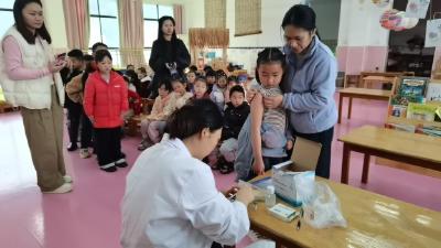 崇阳县高枧乡为萌娃送上“健康礼包”