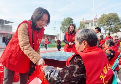 崇阳这群“红马甲”把春天送到老人心坎上