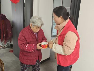 崇阳县大集社区：清明话民俗  巧手做青团