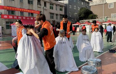 崇阳县大集社区：“学雷锋”便民集市暖心开市