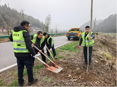 崇阳县农村公路事业发展中心：践行雷锋精神  守护生态底色
