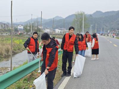 崇阳县港口乡：干群齐上阵   河道展新颜