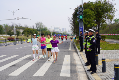 春日赛道上的“平安坐标”！崇阳公安倾力护航2026咸宁马拉松