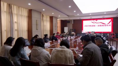 国家一级作家柯于明向崇阳捐赠《柯于明选集》