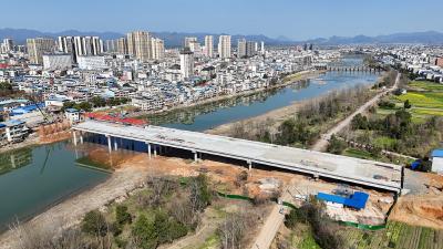 【聚焦重点项目建设】预计4月下旬合龙！崇阳县白泉大桥最后一排桥墩正在施工中