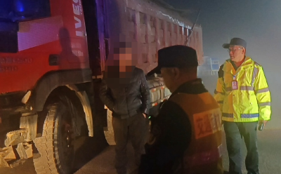 崇阳：连夜出击   依法查处2台超限超载货车​