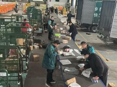 崇阳邮政春节揽投量双增长  消费市场“热辣滚烫”