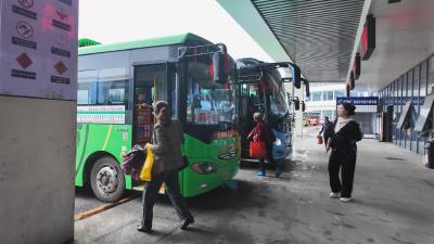 崇阳县城西客运站护航旅客“五一”出行安全