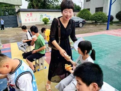 从一个人到一群人  崇阳义工汪丛英的爱心接力