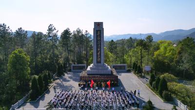 走好新时代长征路  崇阳县实验小学师生徒步祭英烈