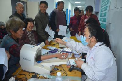 崇阳县青山镇蔡墩卫生所为65岁以上老人开展免费健康体检