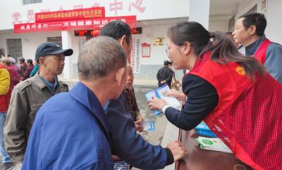 崇阳县医保局开展医保基金监管集中宣传月活动