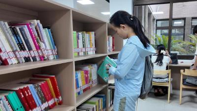 假期充电忙  崇阳县图书馆“五一”期间正常开放