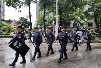 “警”色守护    崇阳反恐巡特警筑牢“五一”平安防线 