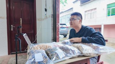 小镇创业家⑤ | 从都市“码农”到乡间主播，90后小伙王飞熊让山货走出山沟沟