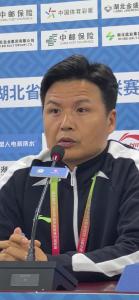 赛后新闻发布会上，随州炎炎队主教练王以旭点赞赛事氛围好、球迷很热情