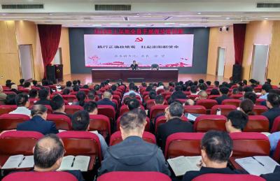 徐望为全县干部理论培训班学员授课：践行正确政绩观  扛起崇阳新使命