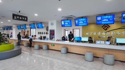 “五一”假期，崇阳县政务服务中心开启“预约＋帮办”服务模式