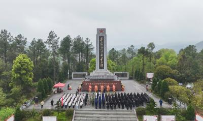 缅怀革命先烈 传承红色基因 | 崇阳县举行“追寻·2026·清明祭英烈”活动