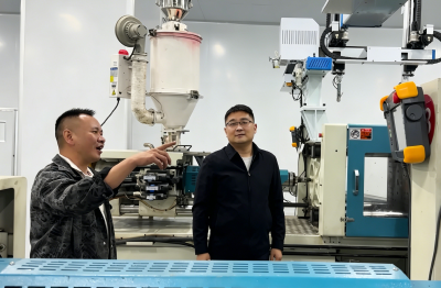 徐望调研崇阳经济开发区入驻企业时强调：全力推动重点项目早投产早达效